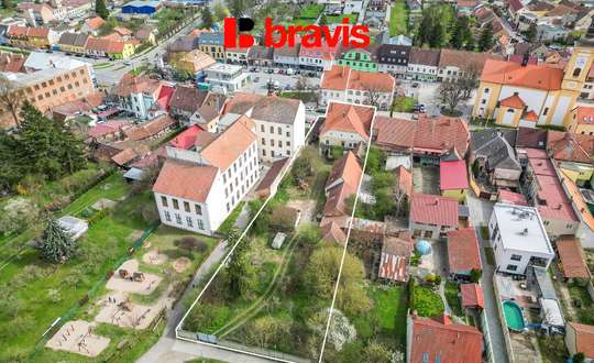 Unikátní nemovitost s lukrativním pozemkem přímo na náměstí v Rousínově