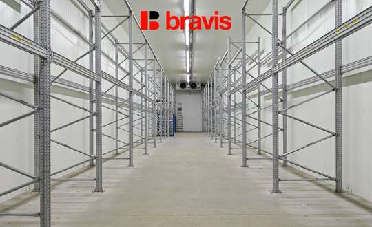 Pronájem komerčního areálu v Hradčanech u Tišnova. Sklady, kanceláře, parkování v areálu