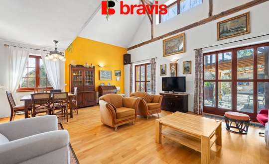 Výjimečný rodinný dům s nádechem historie v obci Habrovany, 211m², zahrada, terasa, komora, parkování pro 4 auta, absolutní soukromí