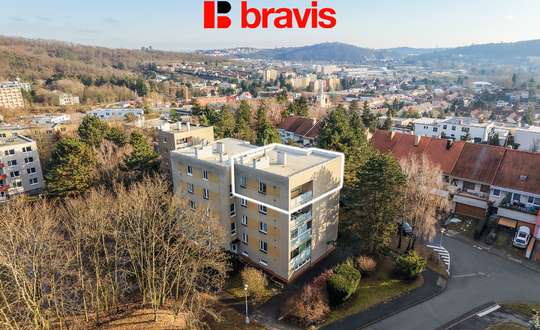 We offer for sale an exceptionally spacious 3+1 apartment with a total area of 110 m², including two loggias, located on Ulrychova Street in the sought-after district of Brno-Komín.