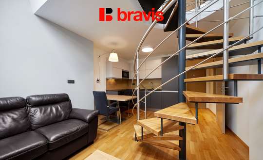 Pronájem luxusního mezonetového bytu 2+kk, v centru Brna na ul. Jánská, zařízený, klimatizace, internet v ceně