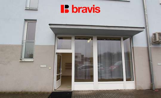 Pronájem nezařízených reprezentativních obchodních prostor, 31,75 m2, Brno - Kamechy, ul. Říčanská, sociální zázemí se sprchou, 2x parkování