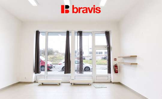 Pronájem nezařízených  obchodních prostor, 31,75 m2, Brno - Kamechy, ul. Říčanská, sociální zázemí se sprchou, 2x parkování