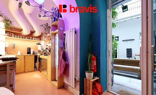 Pronájem obchodních prostor na Zelném trhu v centru Brna, 17 m², zahrádka ve vnitrobloku s vertikální zahradou, šatna, sklad, zázemí