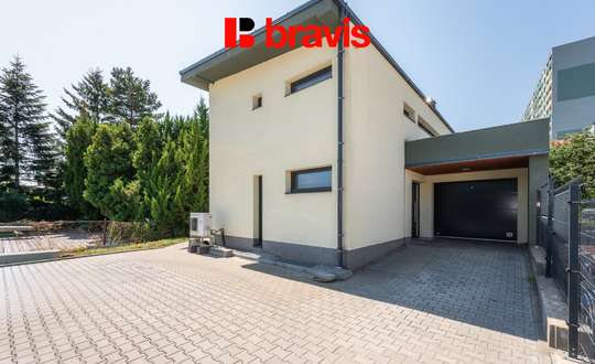 Prodej nízkoenergetického rodinného domu, Brno - Královo Pole, garáž, sklep, dostatek parkování, pozemek 400m²
