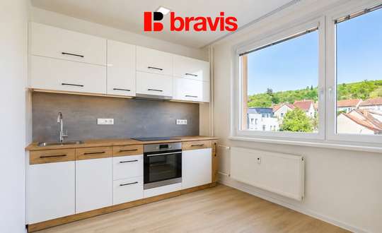 Pronájem zrekonstruovaného bytu 2+1, Židlochovice, šatna, balkon, sklep