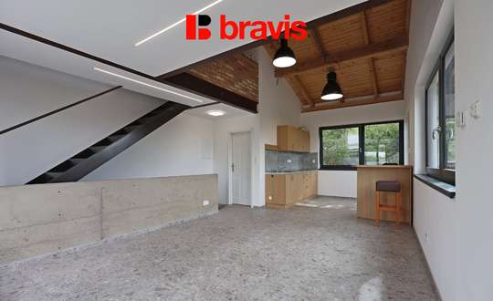 Pronájem kanceláře, loft, Brno - Husovice. Parkování před domem