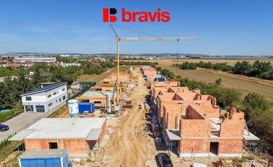 Prodej moderní, nízkoenergetické novostavby, byt 4+kk, 80,9m², Tuřany, zahrada 100,9m², dvě terasy, možnost sklepa a parkování