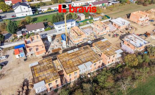 Prodej moderní, nízkoenergetické novostavby, byt 4+kk, 80,9m², Tuřany, zahrada 100,9m², dvě terasy, možnost sklepa a parkování