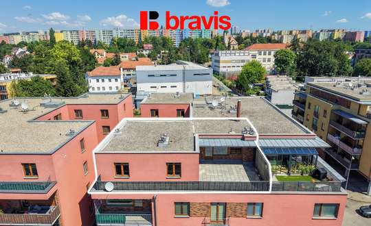 Výjimečný byt 4+kk se střešní terasou 50 m², ul. U Leskavy, Brno – Starý Lískovec, parkovací staní