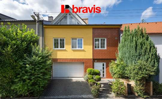 Prodej prostorného rodinného domu se zahradou a dvougaráží, Brno–Bystrc, ul. Nad Dědinou