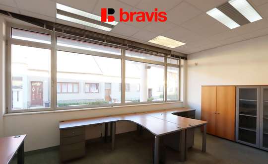 Pronájem obchodních prostor s výlohami, až 277 m², ul. Žerotínova, Vyškov, klimatizace, možnost parkování v budově