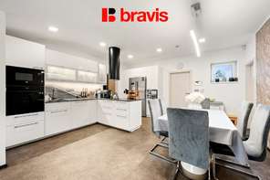 Prodej RD: bydlení spojeného s podnikáním, Brno - Holásky, byt 4+KK (140m2), dva obchodní prostory, parkování