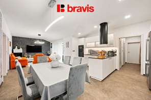 Prodej RD: bydlení spojeného s podnikáním, Brno - Holásky, byt 4+KK (140m2), dva obchodní prostory, parkování