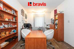 Prodej autoservisu, komerčního prostoru a krásného bytu 4+KK s terasou, dostatek parkovacích míst