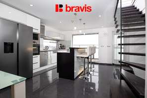 Pronájem mezonetu s nádherným výhledem na Brno a dispozicí 3+kk, Brno - Ponava, ulice Domažlická, terasa, balkon, sklep, klimatizace, kinoplátno a úklid dvakrát měsíčně v ceně