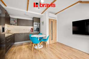 Prodej útulného mezonetového bytu 4+kk ,113 m² s parkovacím stáním , Jinačovice u Brna, klimatizován