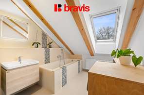 Prodej útulného mezonetového bytu 4+kk ,113 m² s parkovacím stáním , Jinačovice u Brna, klimatizován