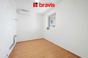 Prodej moderního bytu 1+1, ulice Líšeňská, šatna, balkón