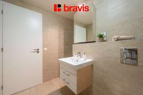 Prodej moderního bytu 1+1, ulice Líšeňská, šatna, balkón