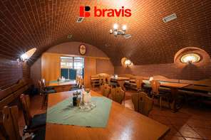 Prodej gastronomického a zábavního komplexu: v srdci Hodonína, pozemek 1000m² , dvě restaurace, bowling, kulečník, šipky