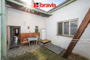 Prodej rodinného domu 4+1, Střelice u Brna, dvůr, předzahrádka