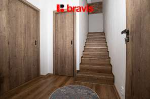 Prodej moderního rodinného domu 5+kk se zahradou a garáží, Velatice - Brno-venkov