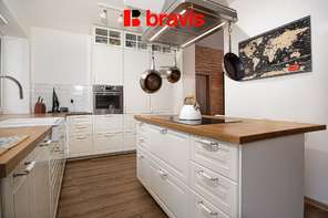 Prodej moderního rodinného domu 5+kk se zahradou a garáží, Velatice - Brno-venkov