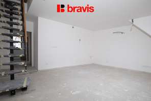 Prodej moderní novostavby bytu 2+kk+podkrovní úložný prostor, ulice Charbulova, balkon, parkování