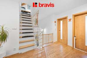 Prodej útulného mezonetového bytu 4+kk ,113 m² s parkovacím stáním , Jinačovice u Brna, klimatizován