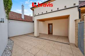 Prodej luxusního, nízkoenergetického rodinného domu 6+kk a 3+kk, ulice Wolkerova v srdci Mikulova s výjimečným výhledem, 2x dvojgaráž, nadstandardní vybavení