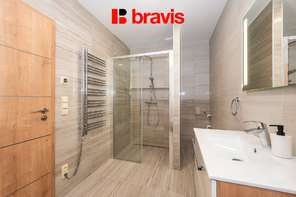 Prodej luxusního, nízkoenergetického rodinného domu 6+kk a 3+kk, ulice Wolkerova v srdci Mikulova s výjimečným výhledem, 2x dvojgaráž, nadstandardní vybavení