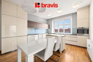 Prodej bytu 3+1, ulice Kotlářská, Brno - Veveří, krb, balkon, šatna, technická místnost, sklep, společný vnitroblok se zelení