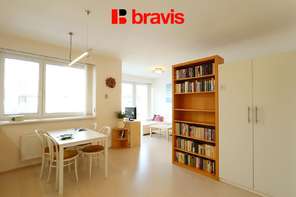 Pronájem prostorného bytu 1+kk, ulice Podveská, Brno-Komín, kompletně zařízený, výtah, balkón, internet v ceně nájmu, vnitroblok, bezproblémové parkování