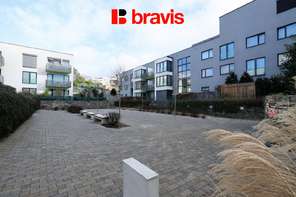 Pronájem prostorného bytu 1+kk, ulice Podveská, Brno-Komín, kompletně zařízený, výtah, balkón, internet v ceně nájmu, vnitroblok, bezproblémové parkování