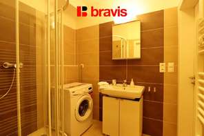 Pronájem prostorného bytu 1+kk, ulice Podveská, Brno-Komín, kompletně zařízený, výtah, balkón, internet v ceně nájmu, vnitroblok, bezproblémové parkování