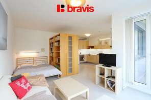 Pronájem prostorného bytu 1+kk, ulice Podveská, Brno-Komín, kompletně zařízený, výtah, balkón, internet v ceně nájmu, vnitroblok, bezproblémové parkování