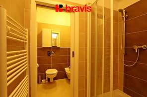 Pronájem prostorného bytu 1+kk, ulice Podveská, Brno-Komín, kompletně zařízený, výtah, balkón, internet v ceně nájmu, vnitroblok, bezproblémové parkování