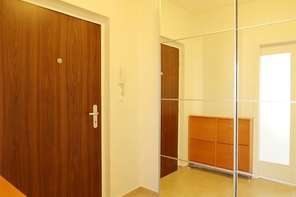 Pronájem prostorného bytu 1+kk, ulice Podveská, Brno-Komín, kompletně zařízený, výtah, balkón, internet v ceně nájmu, vnitroblok, bezproblémové parkování