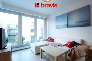 Pronájem prostorného bytu 1+kk, ulice Podveská, Brno-Komín, kompletně zařízený, výtah, balkón, internet v ceně nájmu, vnitroblok, bezproblémové parkování