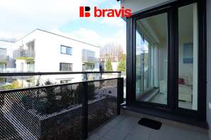 Pronájem prostorného bytu 1+kk, ulice Podveská, Brno-Komín, kompletně zařízený, výtah, balkón, internet v ceně nájmu, vnitroblok, bezproblémové parkování