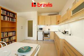 Pronájem prostorného bytu 1+kk, ulice Podveská, Brno-Komín, kompletně zařízený, výtah, balkón, internet v ceně nájmu, vnitroblok, bezproblémové parkování