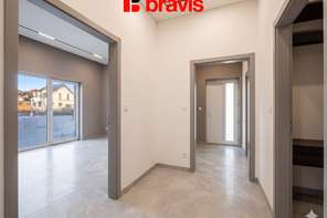 Prodej moderního, prostorného ateliéru 2+kk, 73m², šatna, parkovací stání, Lipůvka u Brna