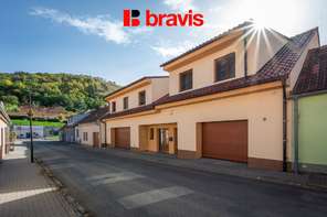 Prodej nadstandardního, nízkoenergetického rodinného domu 6+kk, ulice Wolkerova v srdci Mikulova s výjimečným výhledem, dvojgaráž, nadstandardní vybavení