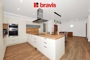 Prodej nadstandardního, nízkoenergetického rodinného domu 6+kk, ulice Wolkerova v srdci Mikulova s výjimečným výhledem, dvojgaráž, nadstandardní vybavení