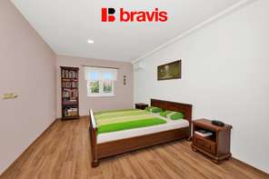 Prodej nadstandardního, nízkoenergetického rodinného domu 6+kk, ulice Wolkerova v srdci Mikulova s výjimečným výhledem, dvojgaráž, nadstandardní vybavení