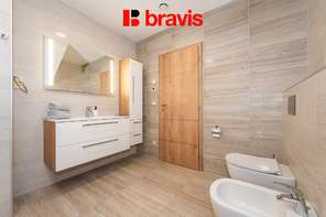 Prodej nadstandardního, nízkoenergetického rodinného domu 6+kk, ulice Wolkerova v srdci Mikulova s výjimečným výhledem, dvojgaráž, nadstandardní vybavení