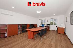 Prodej nadstandardního, nízkoenergetického rodinného domu 6+kk, ulice Wolkerova v srdci Mikulova s výjimečným výhledem, dvojgaráž, nadstandardní vybavení