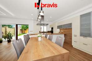 Prodej nadstandardního, nízkoenergetického rodinného domu 6+kk, ulice Wolkerova v srdci Mikulova s výjimečným výhledem, dvojgaráž, nadstandardní vybavení