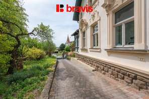 Prodej vily 5+kk na výjimečném místě, Tišnov, Riegerova ulice, nádherná, rozlehlá zahrada, pozemek 1800m², sklep, parkování